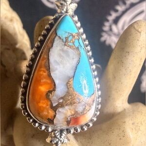 Beautiful Spiny Oyster Ring 
Sterling Silver 
Size 9